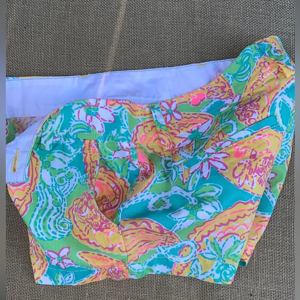 Lilly Pulitzer SugarTown WorldWide Athletic Shorts size 4 - Picture 4 of 17
